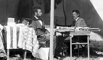 Lincoln_and_McClellan_1862-10-03.jpg (106727 bytes)