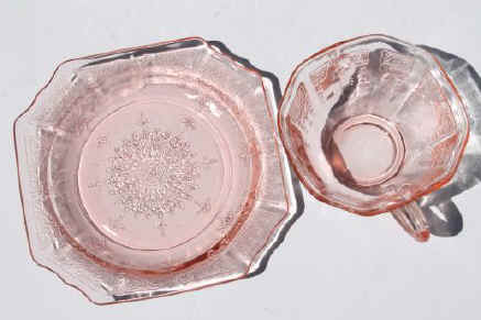 Princess pink depression glass 1930s vintage Anchor Hocking plates & cups.jpg (28665 bytes)