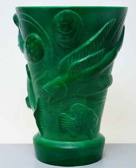 ingird art deco vase with fish.jpg (174282 bytes)