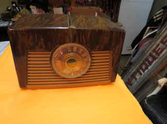 bakelite RCA Victor radio.jpg (34034 bytes)